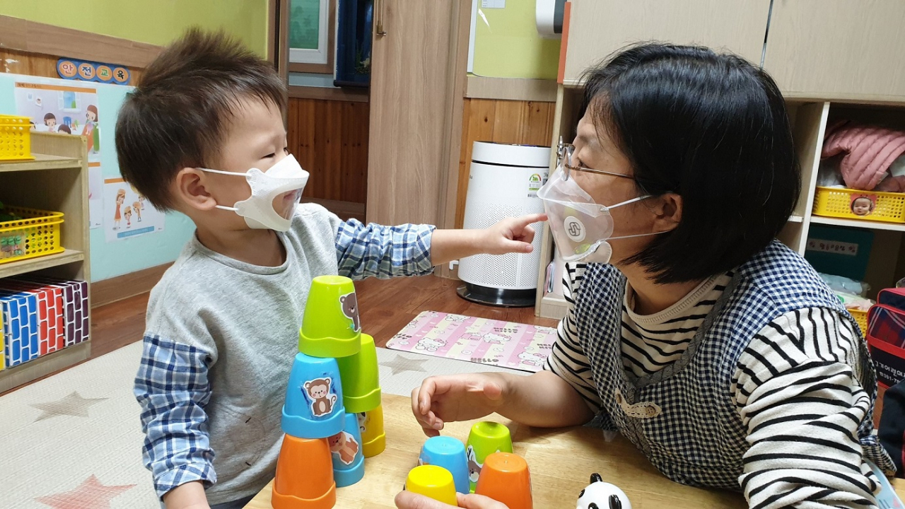 서울 종로구의 한 어린이집에서 ‘소통마스크’를 착용한 보육교사가 아이와 소통하고 있다. [종로구청 제공]