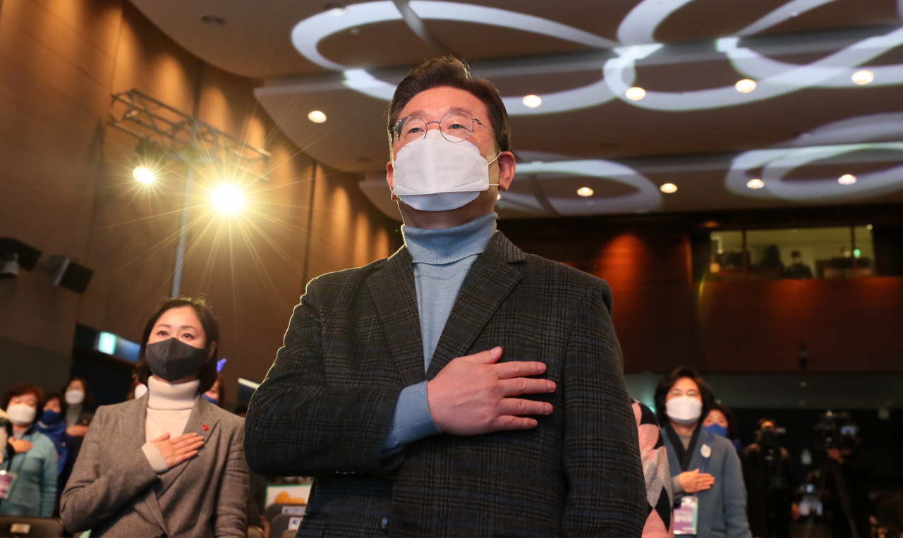 이재명 더불어민주당 대선 후보가 지난 18일 오후 서울 마포구 누리꿈스퀘어에서 열린 중앙선대위 여성위원회 필승결의대회에서 국기에 경례하고 있다. [국회 사진기자단]