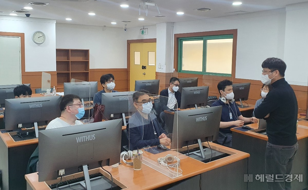 강서구 연구동아리 직원들이 모여 시각장애인 업무 매뉴얼 제작 과정을 점검하고 있다. [강서구]