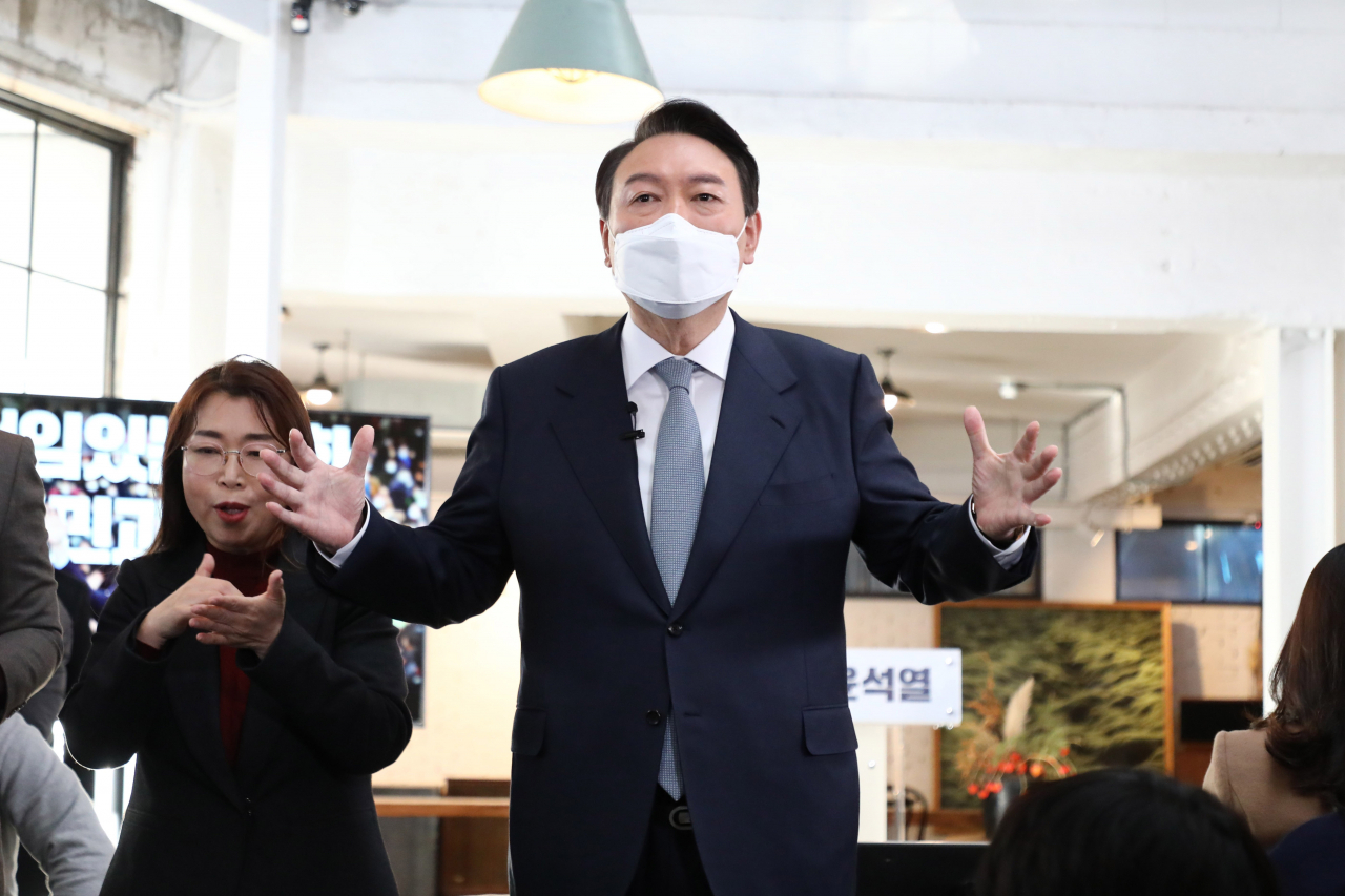 윤석열 국민의힘 대선후보가 11일 오전 서울 성동구 할아버지공장 카페에서 '진심, 변화, 책임' 신년 기자회견을 마친 뒤 취재진의 질문을 받고 있다. [연합]