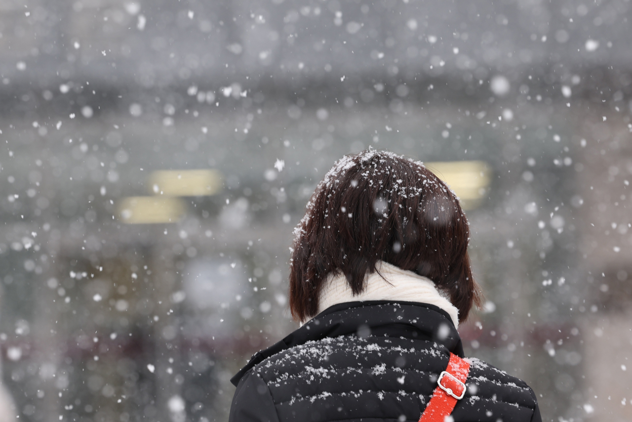서울 전 지역에 대설주의보가 발효된 19일 오전 서울 시내에 눈이 내리고 있다. [연합]