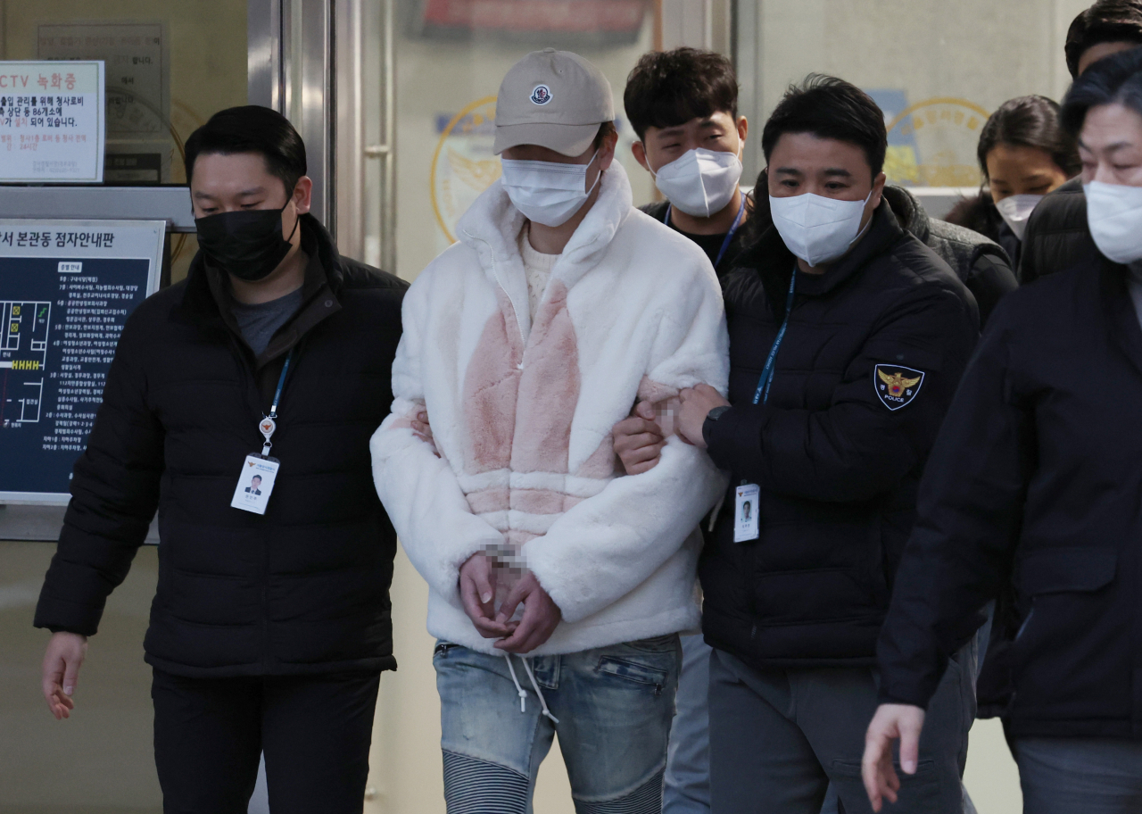 부동산 분양 합숙소에서 지내다 건물에서 추락해 중태에 빠진 20대 남성의 동거인 4명이 19일 오전 서울 강서경찰서에서 검찰로 송치되고 있다. 법원은 지난 12일 이들에 대해 구속영장을 발부했다. [연합]