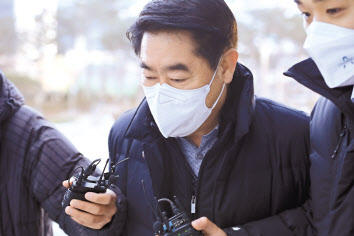 최윤길 전 성남시의회 의장이 18일 오전 경기도 수원지방법원에서 열린 구속 전 피의자 심문(영장실질심사)에 출석하고 있다. [연합]