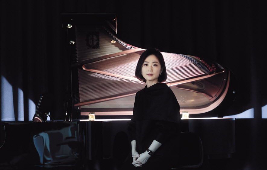 홍혜란은 초등학교 때부터 노래하는 사람을 꿈꿨다. 강원도 정선에서 태어나 대전에서 자랐고, 성악가들의 ‘꿈의 무대’인 뉴욕 메트로폴리탄 무대에서 활동하다 한국으로 돌아와 음악가이자 교육자이자 엄마로서의 오늘을 치열하게 살고 있다. 박해묵 기자
