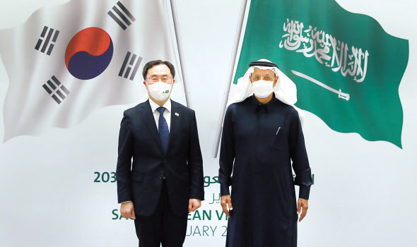 문승욱(왼쪽) 산업통상자원부 장관이 18일(현지시간) 사우디아라비아 리야드의 한 호텔에서 열린 제3차 한·사우디 비전 2030 협력 위원회에서 칼리드 알팔레 사우디 투자부 장관과 기념촬영을 하고 있다. [산업통상자원부 제공]