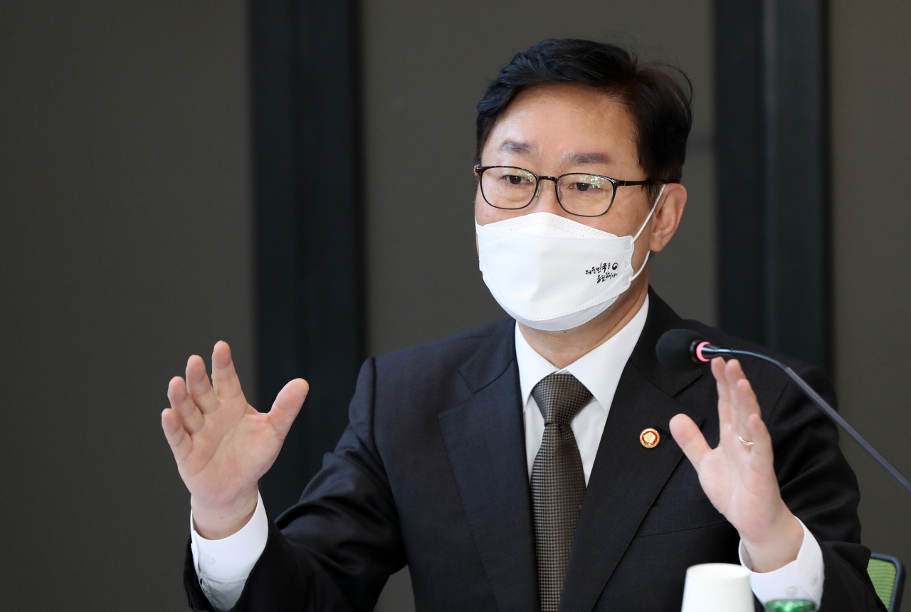 박범계 법무부 장관이 지난 6일 강원 춘천시 강원대학교 스타트업 큐브에서 열린 ‘스타트업 법률 지원을 위한 청년 창업가와의 대화’ 행사에 참석하고 있다. [연합]