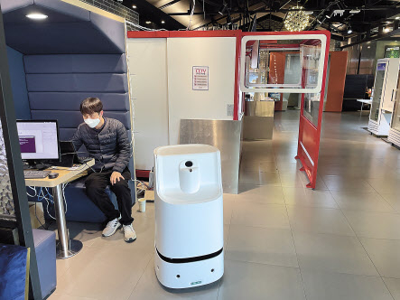 AI 기반 스마트 방역로봇을 대전의 한 스마트 무인 카페에서 실증하고 있는 모습. [한국기계연구원 제공]
