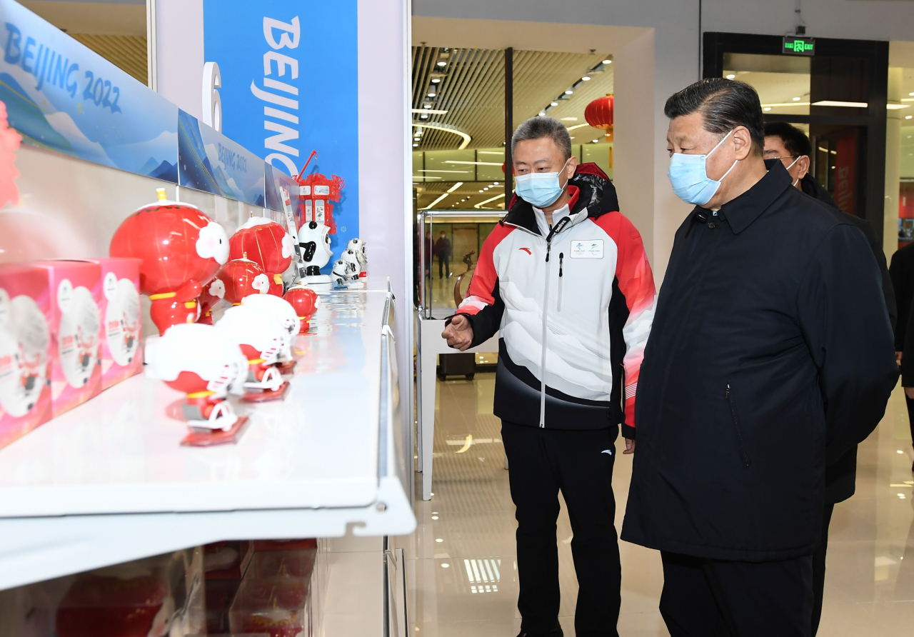 시진핑(오른쪽) 중국 국가주석이 2022 베이징 동계 올림픽 개막을 한 달 앞둔 4일 마스크를 착용한 채 베이징 올림픽 선수촌을 방문하고 있다. 시 주석은 이날 경기장과 선수촌, 운영지휘본부 등을 찾아 올림픽 준비 상황을 점검하고, 현장에서 자국 선수와 코치 등을 만나 새해 인사를 건넸다. 연합뉴스