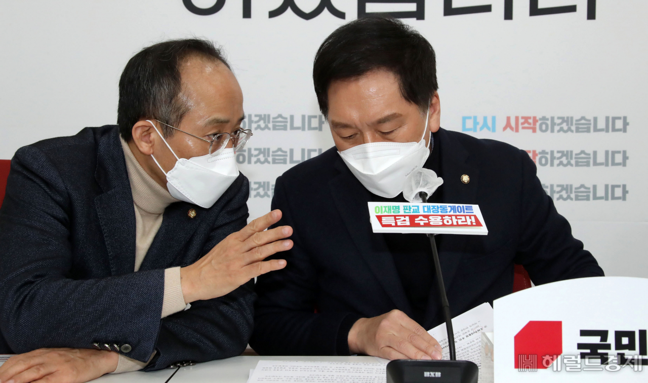 김기현 국민의힘 원내대표(오른쪽)가 19일 오전 서울 여의도 국회에서 열린 이재명 후보 관련 긴급 기자회견에 앞서 추경호 원내수석부대표와 이야기 하고 있다. 이상섭 기자