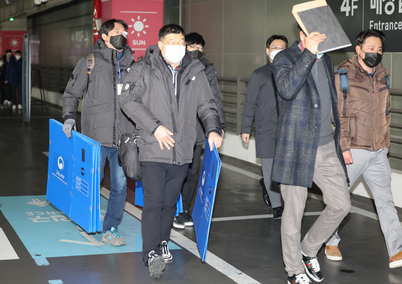 고용노동부,경찰 관계자들이 광주시 서구 화정아이파크 붕괴사고와 관련해 서울 용산구 현대산업개발 본사 압수수색을 집행하고 있다. 연합뉴스