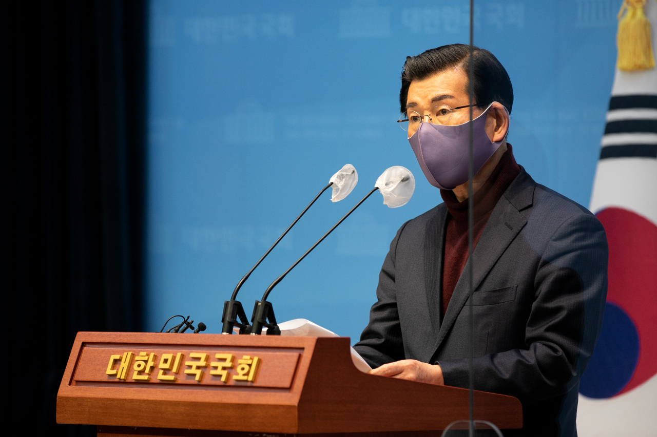 '굿바이 이재명' 저자 장영하 변호사가 19일 오전 서울 여의도 국회 소통관에서 전날 공개한 더불어민주당 이재명 대선 후보 욕설 파일과 관련해 추가 기자회견을 하고 있다. [이상섭 기자]