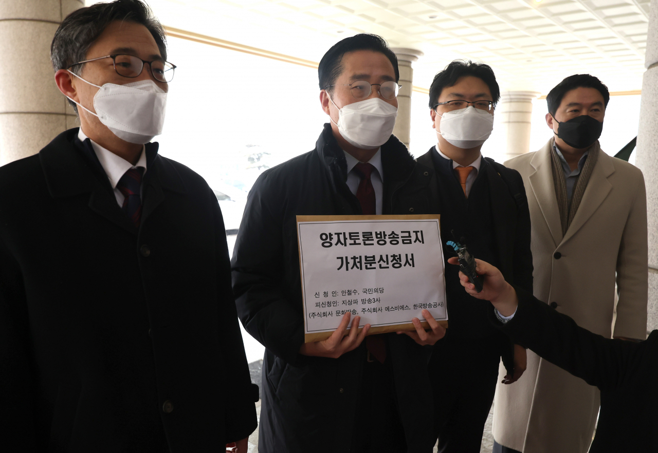 이태규 국민의당 총괄선대본부장이 지난 19일 서울서부지법에 지상파 3사에 대한 대통령후보 초청토론 방송금지가처분 신청서를 제출하기 전 취재진의 질문에 답변하고 있다. [국회사진기자단]