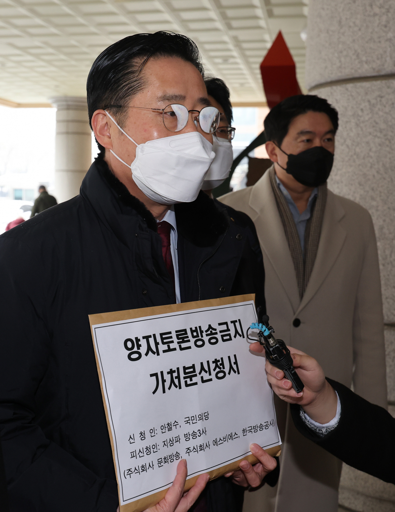 이태규 국민의당 총괄선대본부장이 19일 서울서부지법에 지상파 3사에 대한 대통령후보 초청토론 방송금지가처분 신청서를 제출하기 전 취재진의 질문에 답변하고 있다. [국회사진기자단]