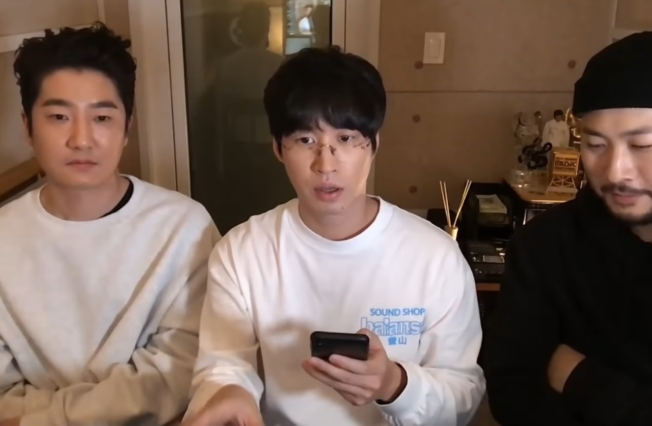 아이폰을 들고 있는 타블로(가운데). [에픽하이 공식 유튜브 채널 갈무리]