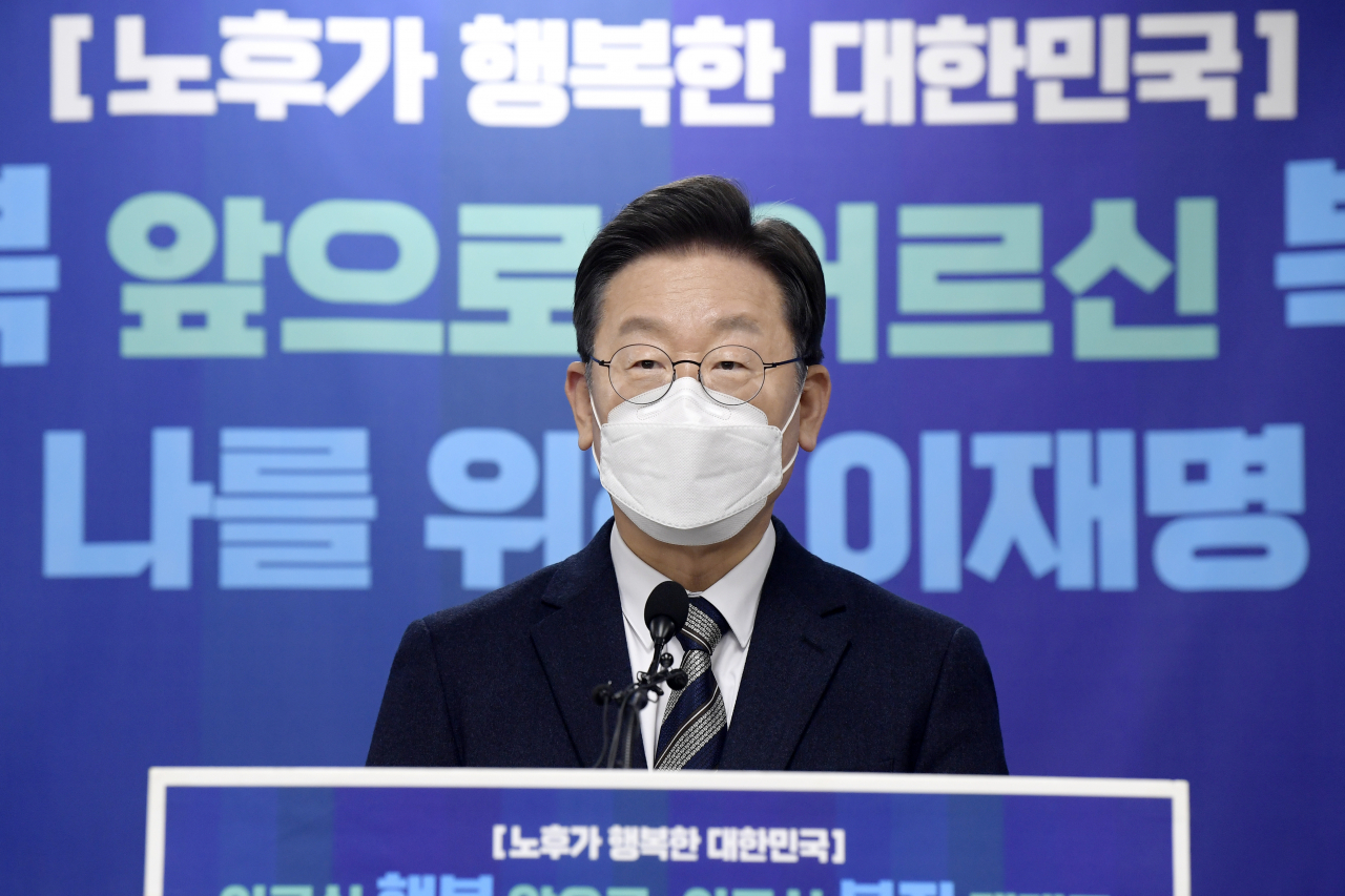이재명 더불어민주당 대선후보가 19일 오후 서울 동작구 동작노인회관에서 열린 '노후가 행복한 대한민국, 어르신의 목소리를 청취하다'를 마친 후 어르신 정책 공약을 발표하고 있다. [연합]
