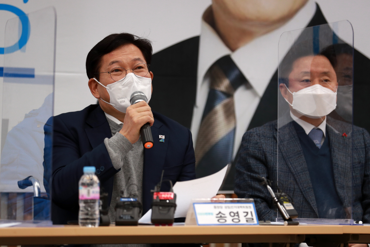 더불어민주당 송영길 상임선대위원장이 지난 17일 오후 부산 연제구 부산시당 당사에서 열린 선거대책위원회에서 발언하고 있다. [연합]