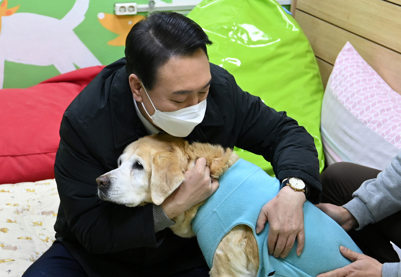 윤석열 국민의힘 대선후보가 19일 오후 경기도 용인시 처인구 삼성화재 안내견학교를 방문해 장애인 관련 정책공약 발표에 앞서 안내견을 포옹하고 있다. [연합]