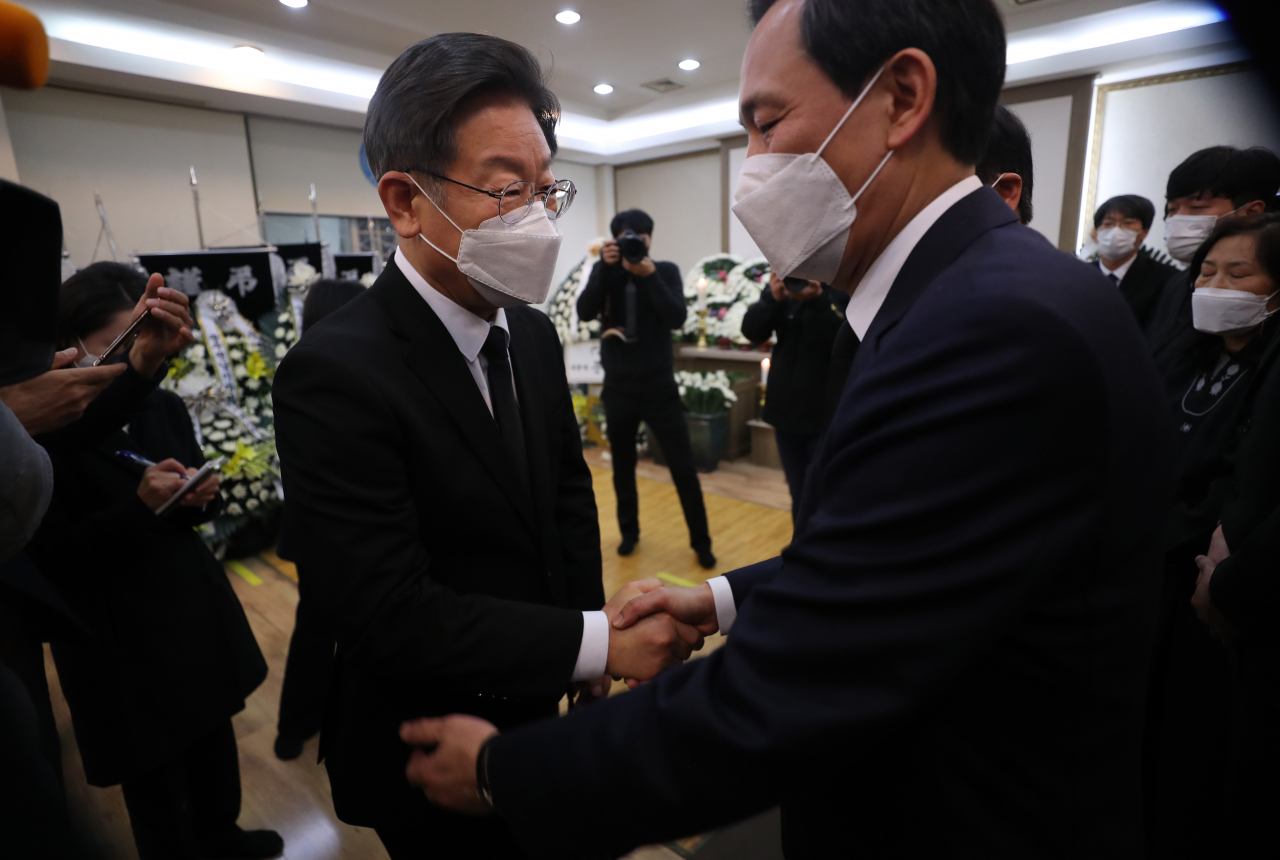 더불어민주당 이재명(왼쪽) 대선후보가 지난 9일 오후 광주 조선대병원장례식장에 마련된 고(故) 배은심 여사 빈소를 조문하고 우상호 의원과 인사를 나누고 있다. [연합]