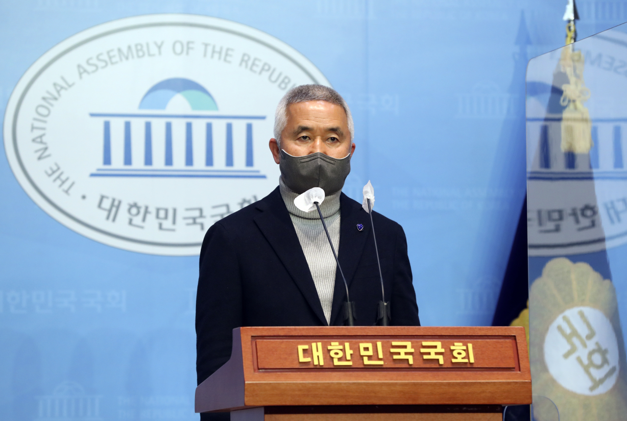 안철수 국민의당 대선후보의 선대위 상임선거대책위원장으로 합류한 최진석 서강대 철학과 명예교수가 19일 오후 서울 국회 소통관에서 상임위원장 수락의 변을 밝히고 있다. [헤럴드경제=이상섭 기자]