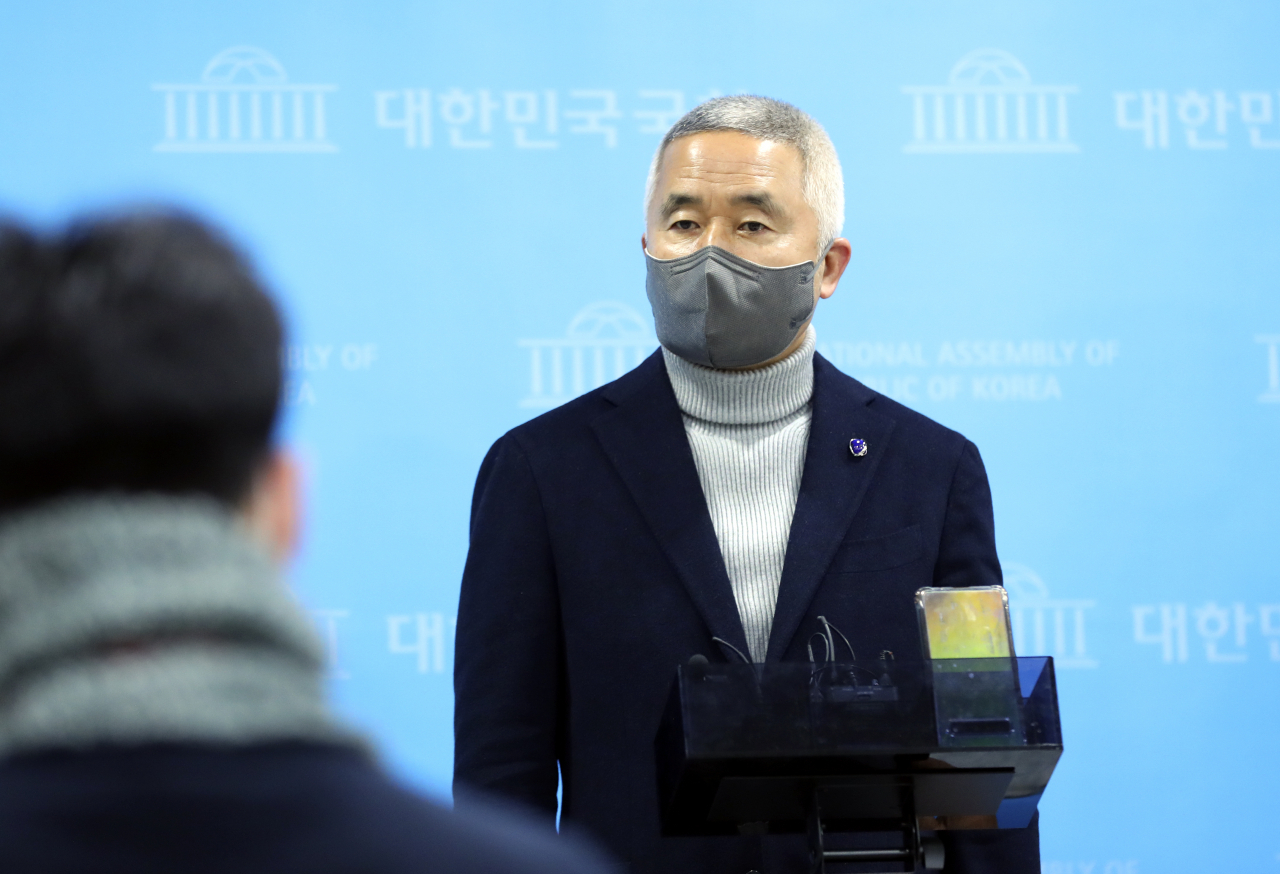 안철수 국민의당 대선후보의 선대위 상임선거대책위원장으로 합류한 최진석 서강대 철학과 명예교수가 19일 오후 서울 국회 소통관에서 기자회견을 마친 뒤 취재진의 질문에 답변하고 있다. [헤럴드경제=이상섭 기자]