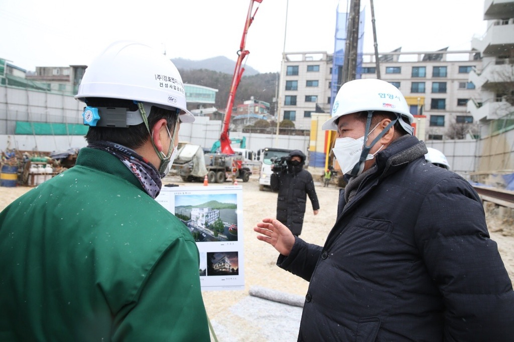 최대호 안양시장(오른쪽)이 현장을둘러보고있다.[안양시 제공]