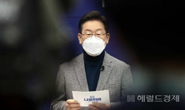 이재명 더불어민주당 대선 후보가 19일 서울 강남구 업비트라운지에서 열린 가상자산 거래소 현장 간담회를 마친 뒤 가상자산 정책공약을 발표하고 있다. [헤럴드경제=이상섭 기자]