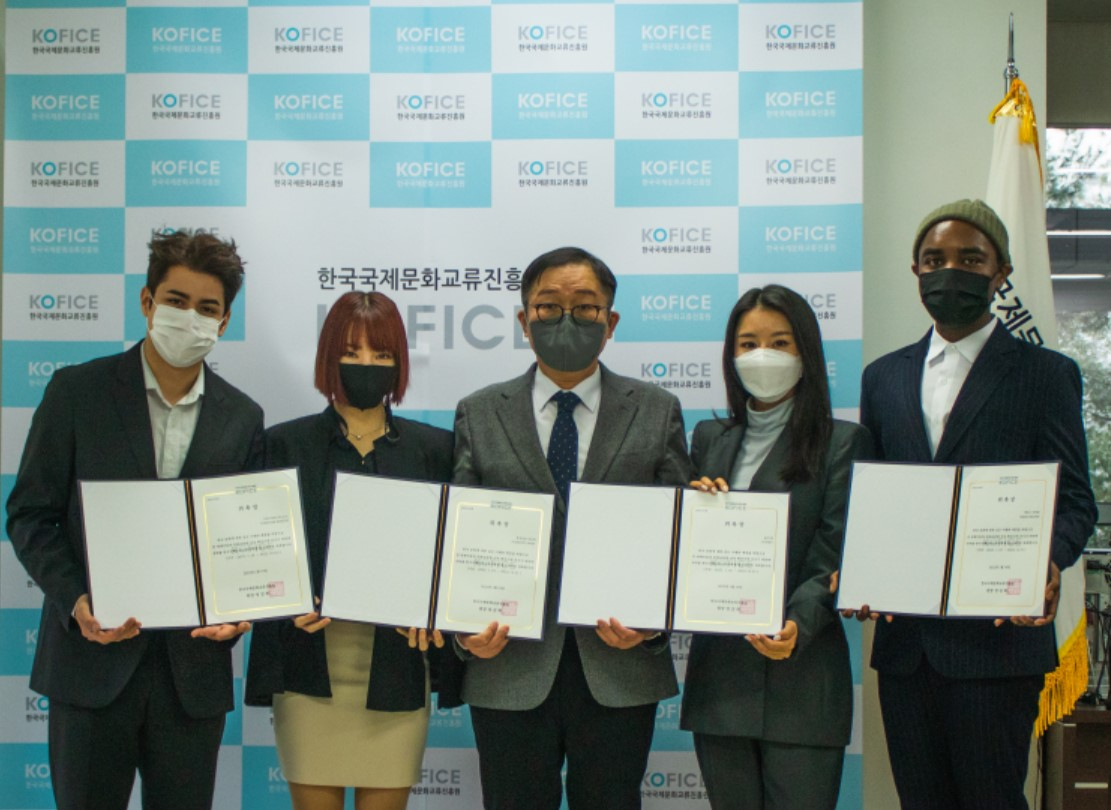 크리스티안 부르고스(멕시코), 후지모토 사오리(일본), 정길화 원장(진흥원), 쥰키 류(중국), 테리스 브라운(미국)(왼쪽부터) [한국국제문화교류진흥원 제공]
