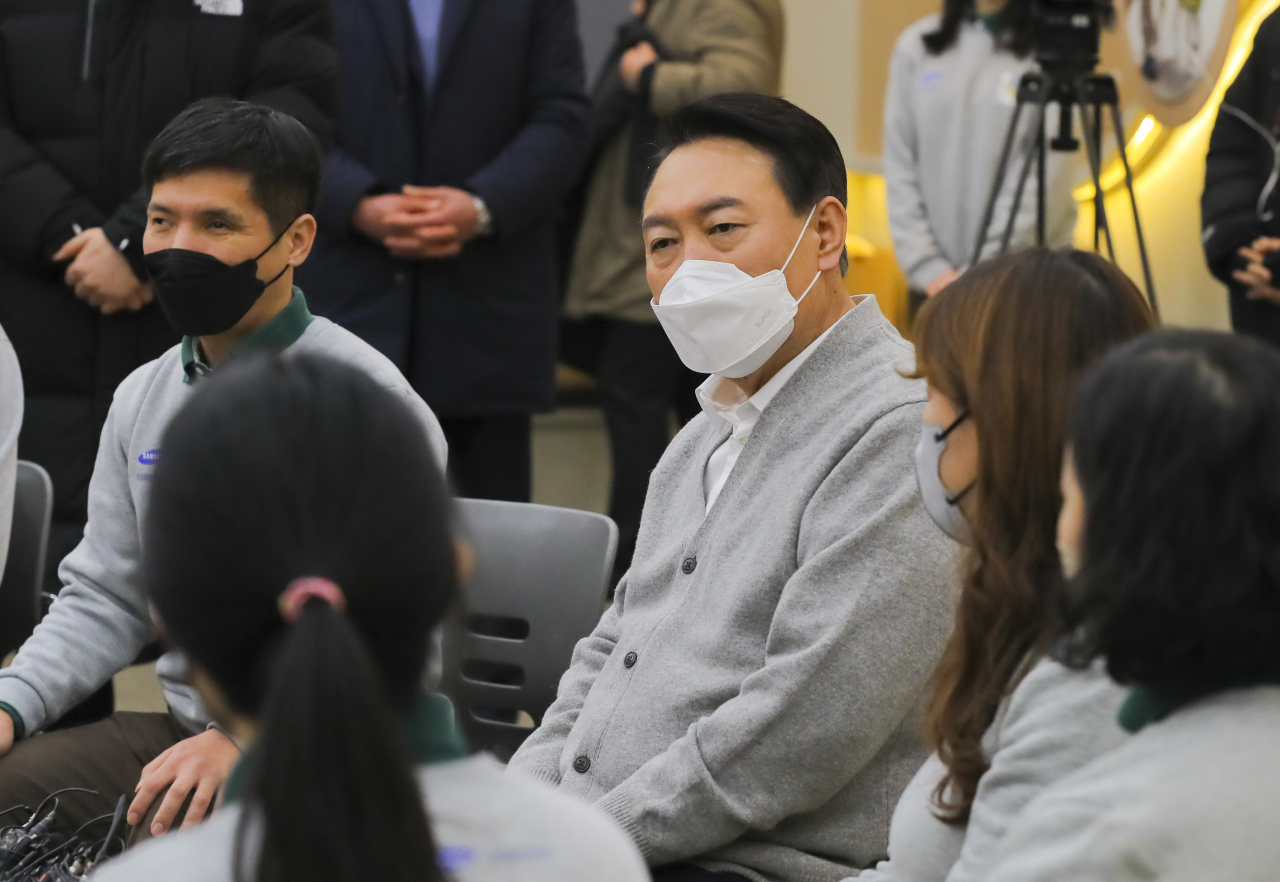 윤석열 국민의힘 대선후보가 19일 오후 경기도 용인시 처인구 삼성화재 안내견학교를 방문, 안내견 훈련사들과 간담회를 하고 있다. [연합]