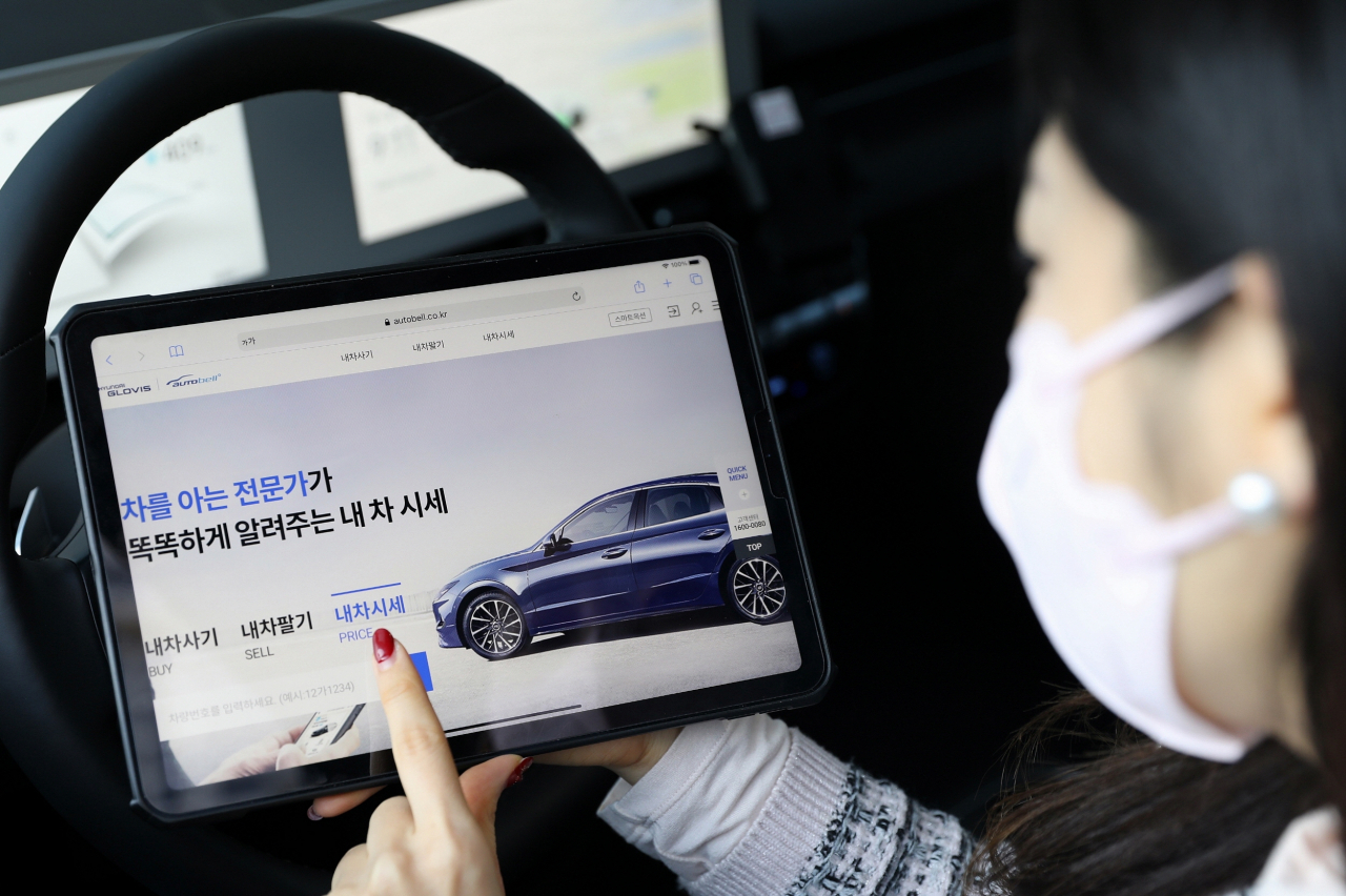 한 고객이 태블릿PC로 ‘오토벨’ 앱에 접속해 내차사기, 내차 팔기, 내차시세 등 서비스를 살펴보고 있다. [현대글로비스 제공]