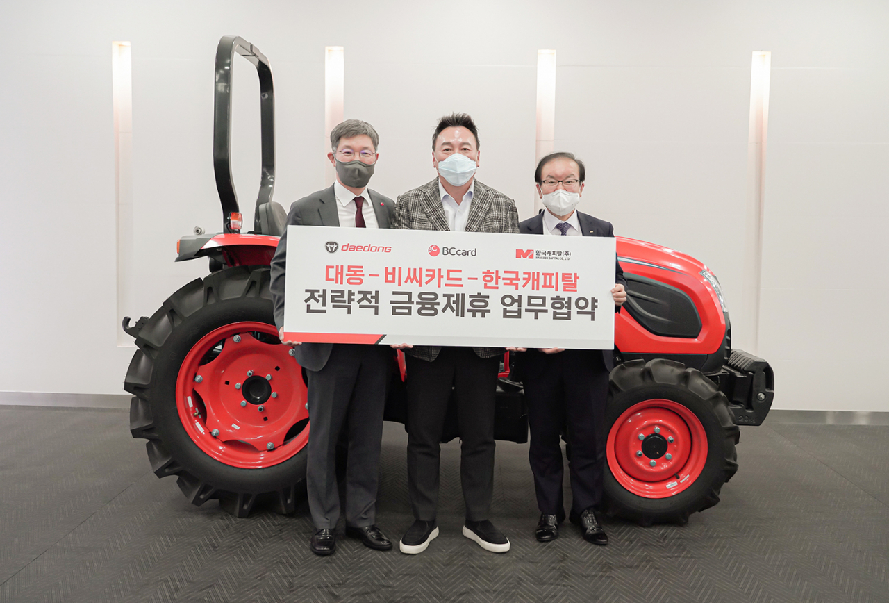 BC카드가지난 19일 오후 서초구 대동 서울사무소에서 대동, 한국캐피탈과 농업 관련 종사자 지원을 위한 MOU를 체결했다. 이날 협약식에 참석한 최원석(사진 왼쭉부터) BC카드 사장, 원유현 대동 대표이사, 이상춘 한국캐피탈 대표이사가 기념촬영을 하고 있다.[BC카드 제공]