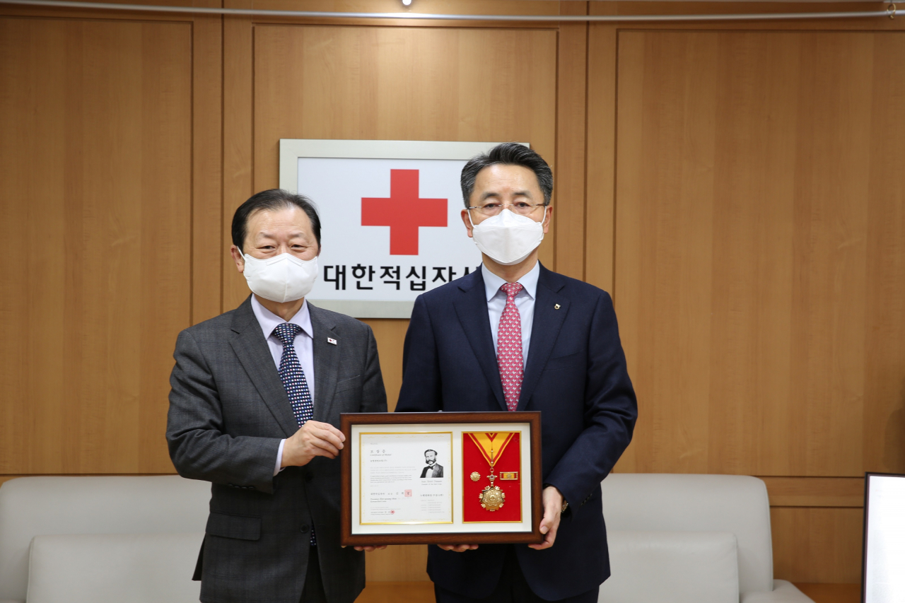 김인태 NH농협생명 대표이사(오른쪽)와 대한적십자사 신희영 회장이 명예대장 수상을 기념해 사진을 촬영하고 있다.[NH농협생명보험]