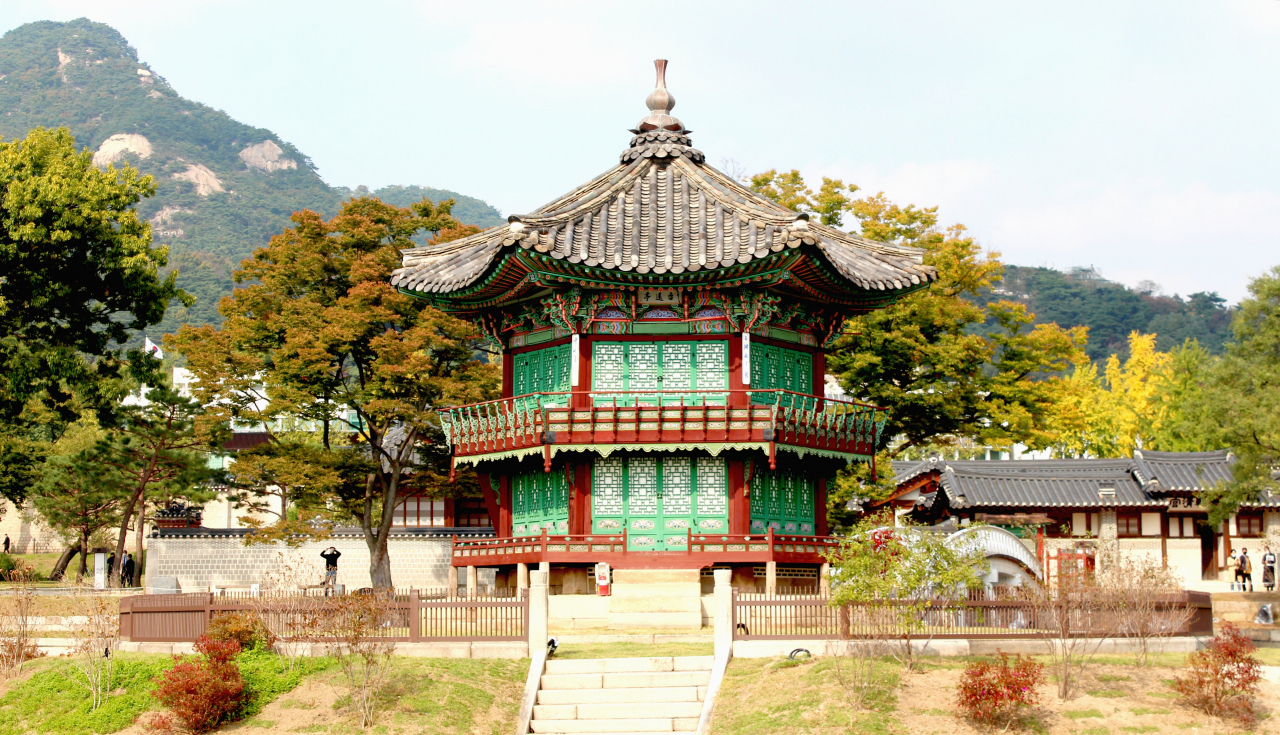 최근 복원공사를 완료한 향원정