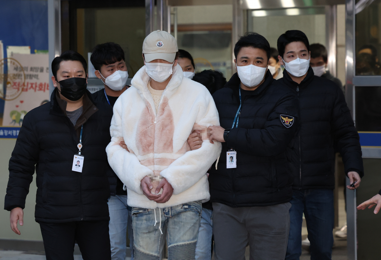 부동산 분양 합숙소에서 지내다 건물에서 추락해 중태에 빠진 20대 남성의 동거인 4명이 지난 19일 오전 서울 강서경찰서에서 검찰로 송치되고 있다. 법원은 지난 12일 이들에 대해 구속영장을 발부했다. [연합]
