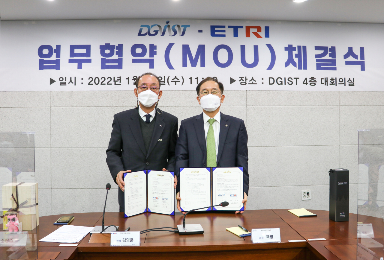 김명준(왼쪽) ETRI 원장과 국양 DGIST 총장이 로봇 및 센서분야 연구강화를 위한 업무협약을 체결하고 있다.[DGIST 제공]
