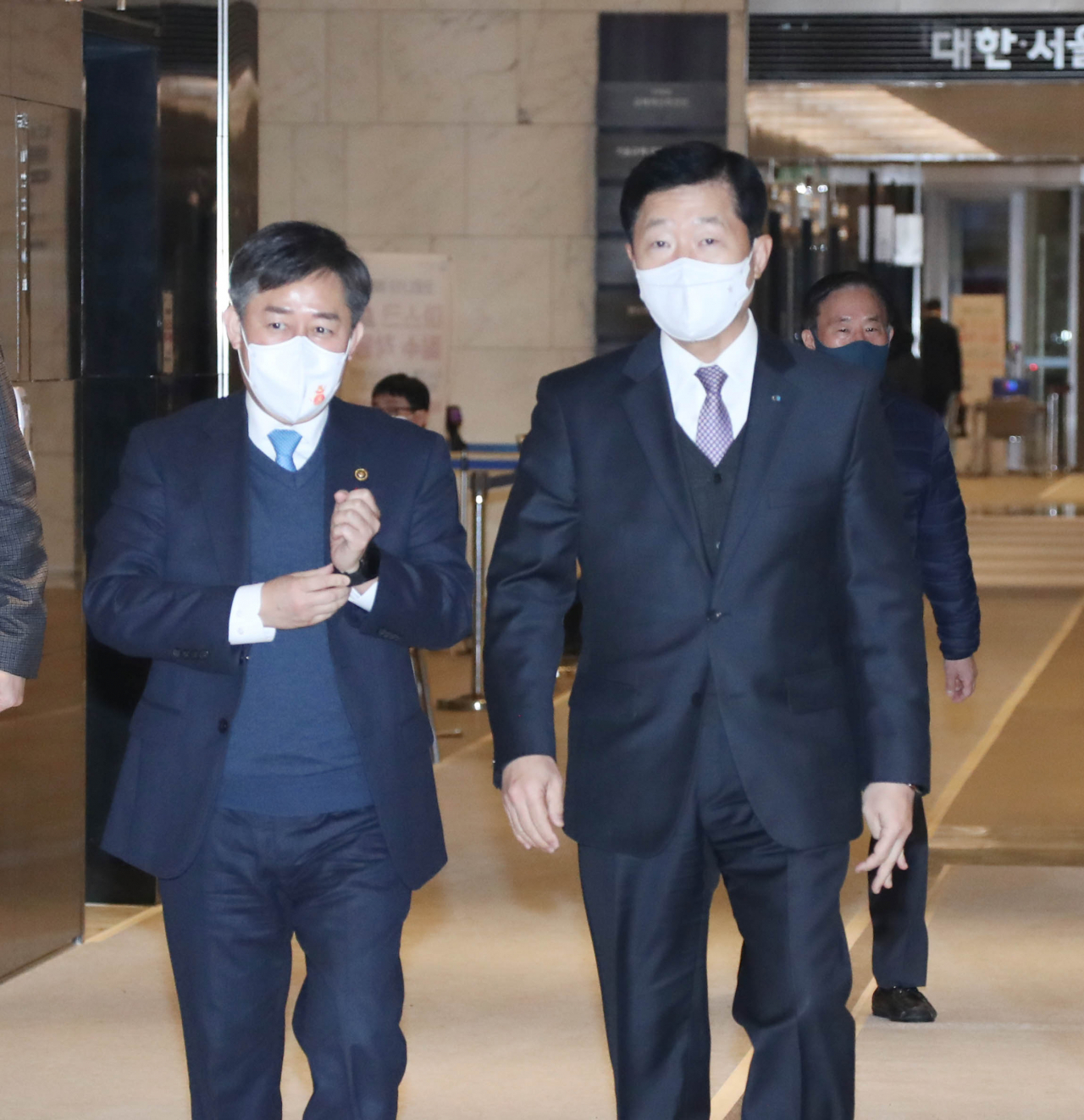 양성일(왼쪽) 보건복지부 1차관과 우태희 대한상의 상근부회장이 간담회 장소로 입장하고 있다. [대한상의 제공]