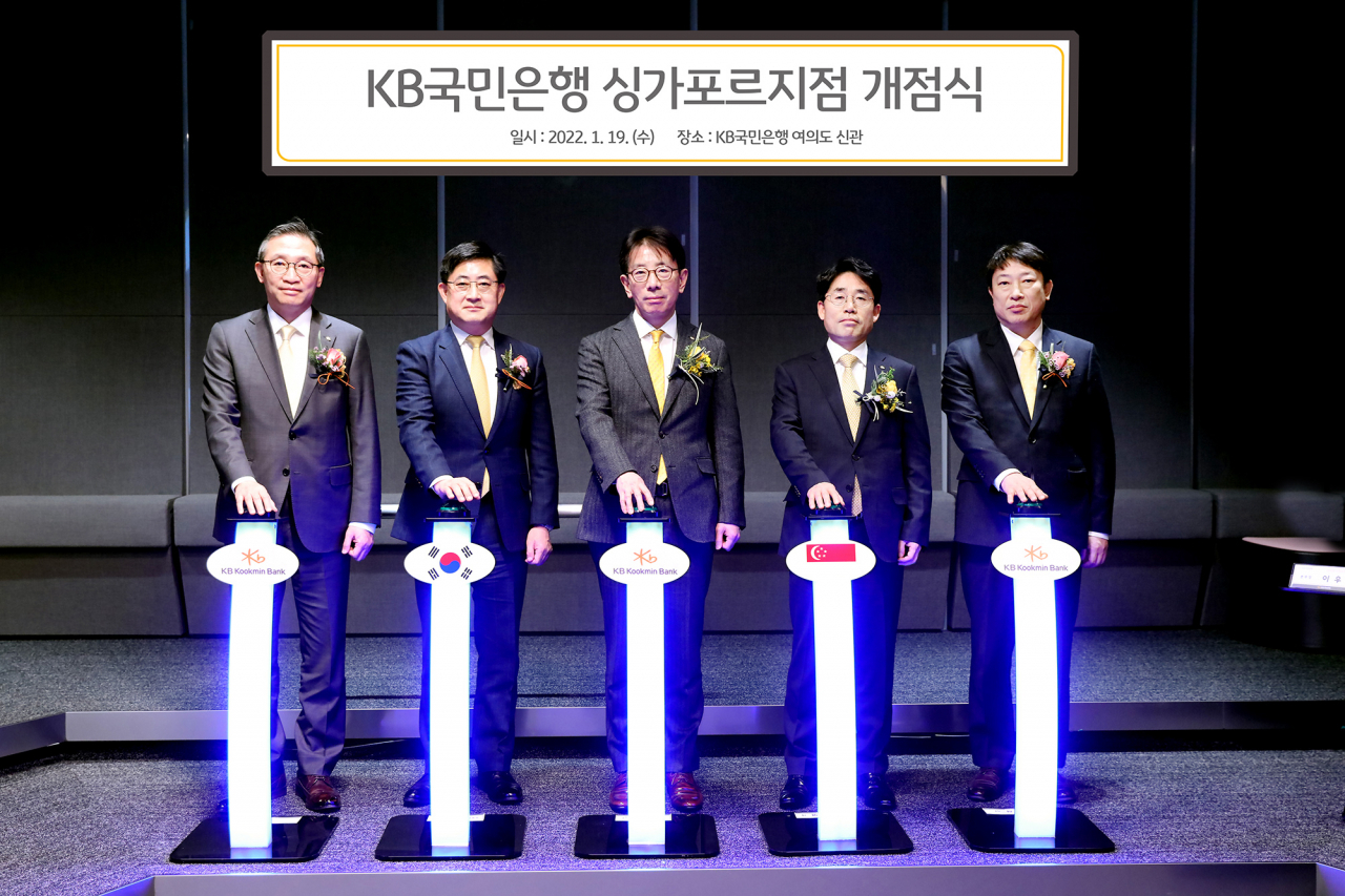 19일 KB국민은행 여의도 신관에서 열린 'KB국민은행 싱가포르지점 개점식'에서 (왼쪽부터) 조남훈 KB국민은행 글로벌사업그룹 대표, 우상현 CIB고객그룹 대표, 이재근 KB국민은행장, 김영기 KB국민은행 상임감사위원, 하정 KB국민은행 자본시장그룹 대표가 기념촬영을 하고 있다.[KB국민은행 제공]