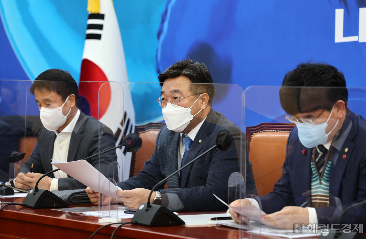 윤호중 더불어민주당 원내대표가 20일 국회에서 열린 정책조정회의에 참석, 모두발언을 하고 있다. 이상섭 기자