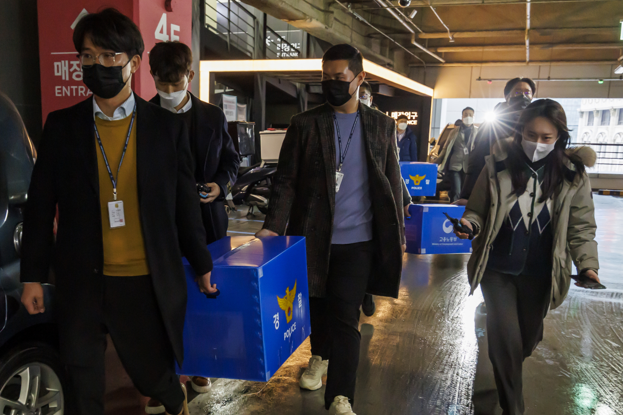 광주 서구 화정아이파크 붕괴사고와 관련해 지난 19일 오후 고용노동부와 경찰 관계자들이 서울 용산구 현대산업개발 본사 압수수색을 마친 뒤 압수품을 옮기고 있다. [연합]