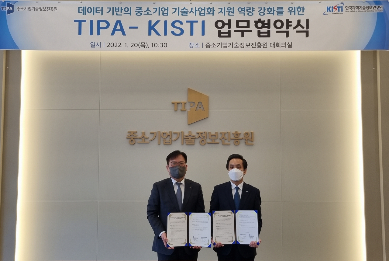 김재수(오른쪽) KISTI 원장과 이재홍 TIPA 원장이 업무협약서를 들어 보이고 있다.[KISTI 제공]