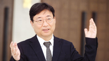 지난 18일 오후 서울 여의도 국회 소통관에서 하준경 교수(이재명 후보 직속 전환적공정성장전략위원회 위원장)가 본지와 인터뷰를 하고 있다. 이상섭 기자