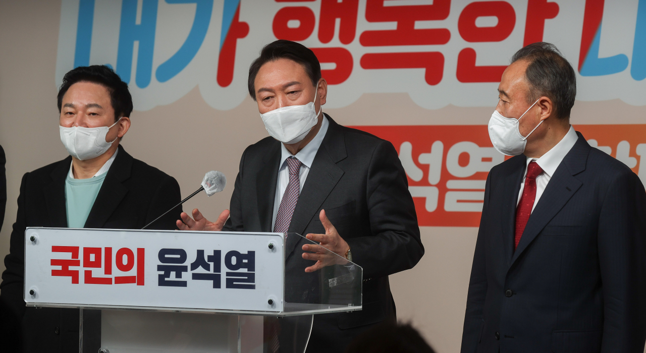 윤석열 국민의힘 대선 후보가 20일 오전 서울 여의도 당사에서 '내게 힘이 되는 세 가지(연말정산·반려동물·양육지원) 생활 공약'을 발표한 뒤 취재진의 질문에 답하고 있다. [헤럴드경제=이상섭 기자]