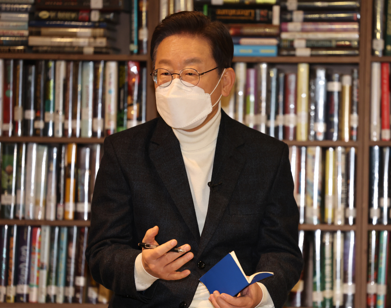 이재명 더불어민주당 대선후보가 20일 서울시 종로구 인사동 코트에서 문화예술공약을 발표한 뒤 취재진의 질문에 답변하고 있다. [연합]