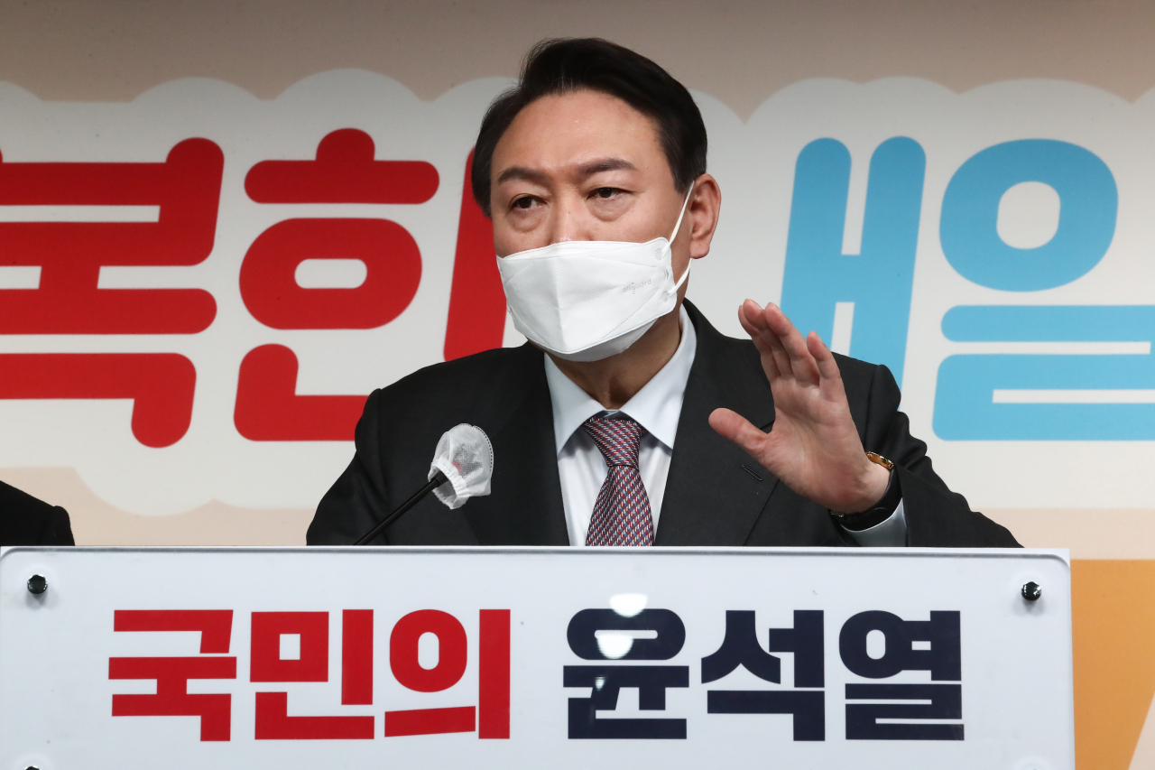 윤석열 국민의힘 대선후보가 20일 오전 서울 여의도 당사에서 '내게 힘이 되는 세 가지(연말정산·반려동물·양육지원) 생활 공약'을 발표한 뒤 취재진의 질문에 답하고 있다. [연합]