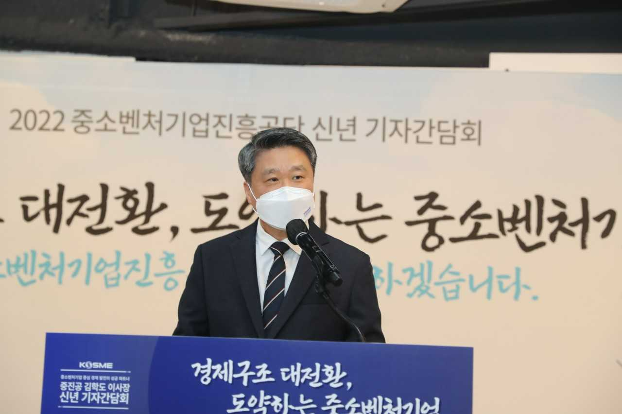 김학도 중소벤처기업진흥공단 이사장이 20일 목동 서울청년창업사관학교에서 진행된 신년 기자간담회에서 구조혁신 지원 등 신규 사업을 소개하고 있다.[중소벤처기업진흥공단 제공]