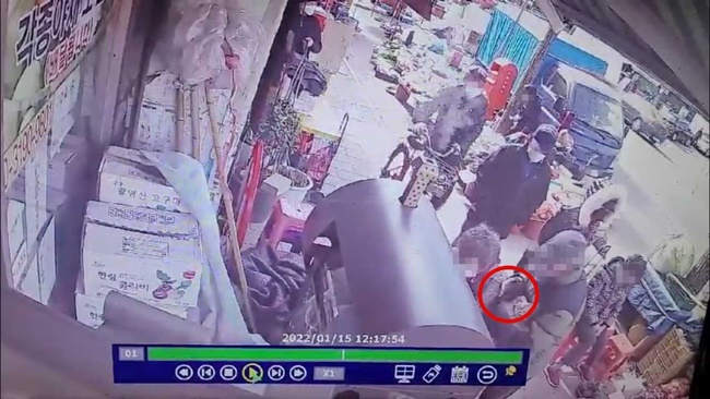 순천 웃장 소매치기범 cctv 범행 장면.