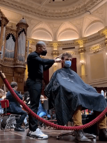 네덜란드 암스테르담 시민이 콘세르트헤보(Concertgebouw)에서 19일(현지시간) 이발하고 있다. [콘세르트헤보 트위터 캡처]