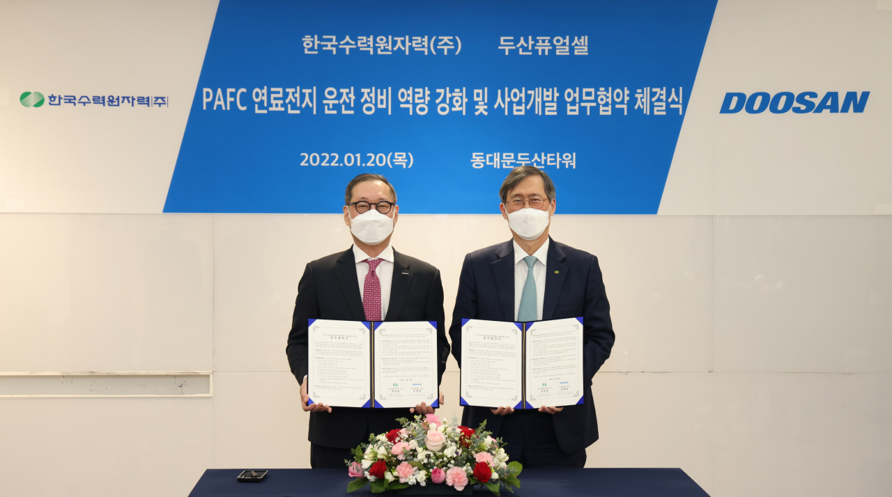 정재훈(오른쪽) 한국수력원자력 사장이 20일 서울 동대문 두산타워에서 진행된 '연료전지 운전·정비 역량 강화 및 사업개발을 위한 업무협약식'에서 기념촬영을 하고 있다. [한국수력원자력 제공]