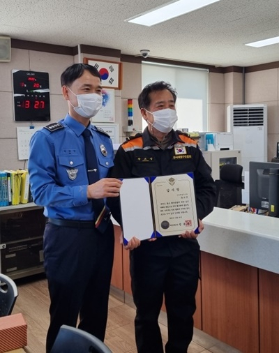 여수해경 하만식 서장이 20일 민간구조대원 황교영씨에 감사장을 수여하고 있다.