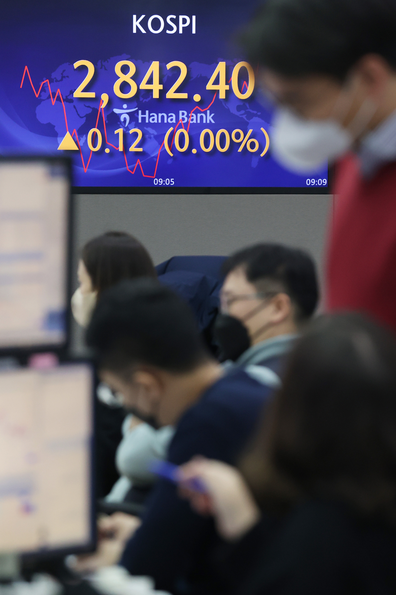 20일 오전 서울 중구 하나은행 딜링룸에서 직원들이 업무를 보고 있다. 이날 오전 9시 1분 코스피는 전 거래일보다 0.57포인트(0.02%) 내린 2,841.71이다. 연합뉴스