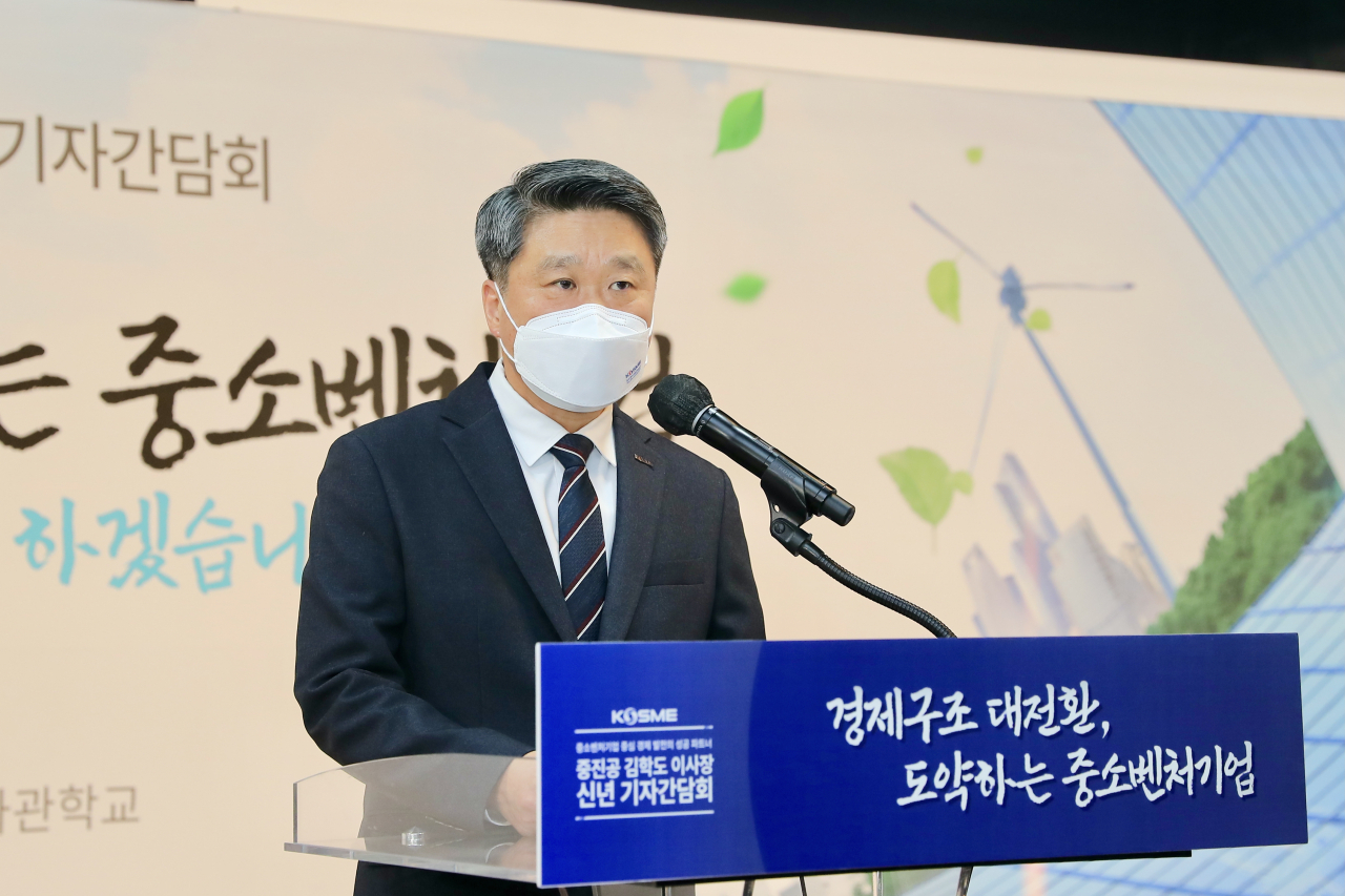 김학도 중소벤처기업진흥공단 이사장이 20일 목동 서울청년창업사관학교에서 진행된 기자간담회에서 2022년 중점 정책에 대해 설명하고 있다. [중소벤처기업진흥공단 제공]